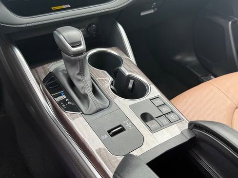 Used 2025 Toyota Highlander Limited AWD/4WD image 23