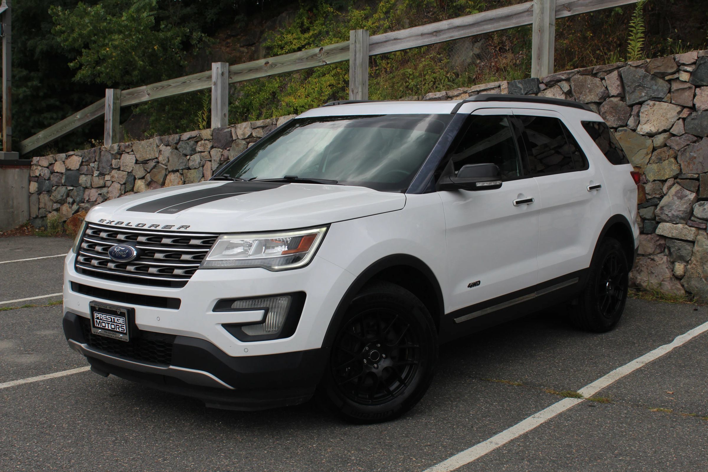 Used 2017 Ford Explorer XLT w/ Equipment Group 202A AWD/4WD image 2