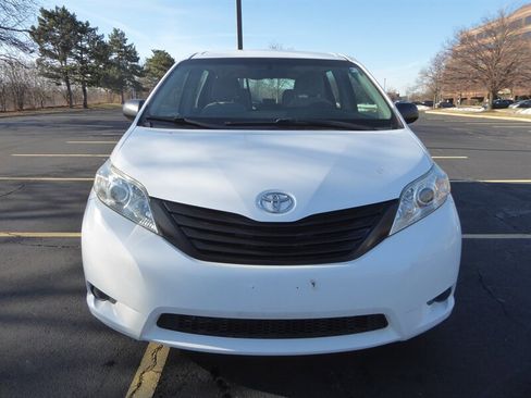 Used 2016 Toyota Sienna L image 2