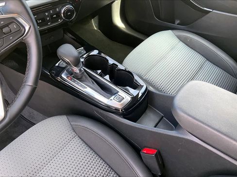 Used 2025 Chevrolet Trax LT w/ LT Convenience Package image 17