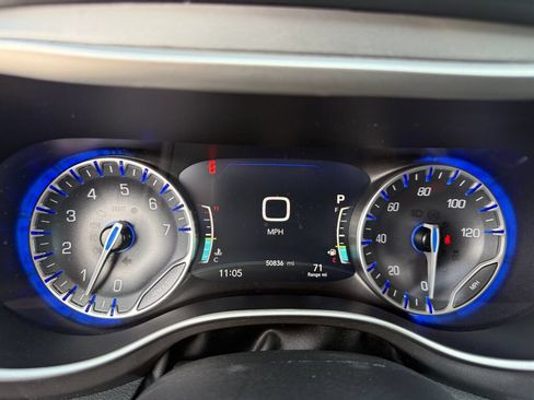 Used 2024 Chrysler Pacifica Touring-L FWD image 33