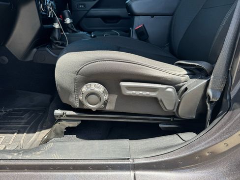 Used 2019 Jeep Wrangler Unlimited Sahara image 13