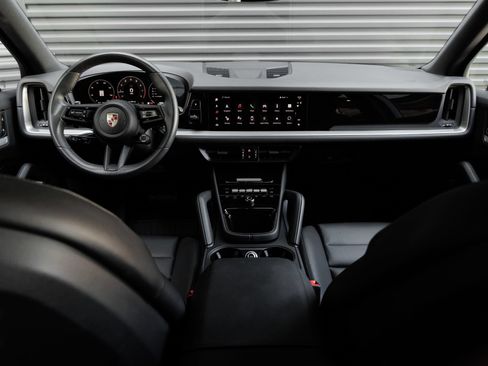 Certified 2025 Porsche Cayenne AWD/4WD image 16