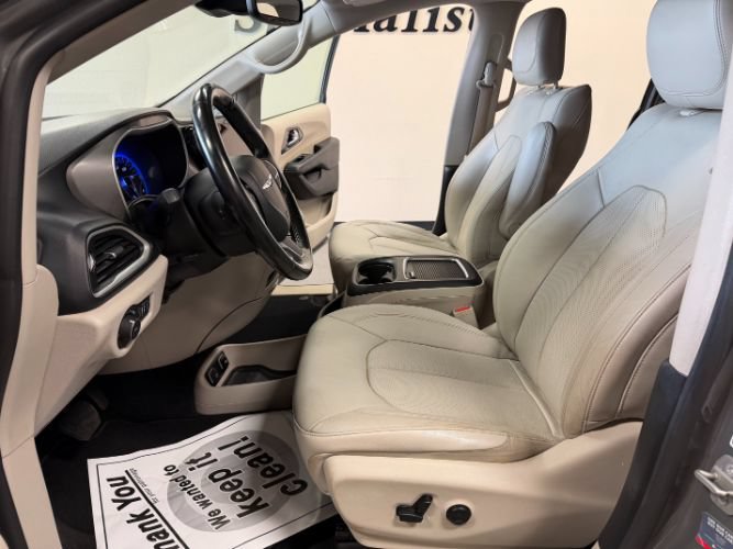Used 2021 Chrysler Pacifica Touring-L FWD image 11