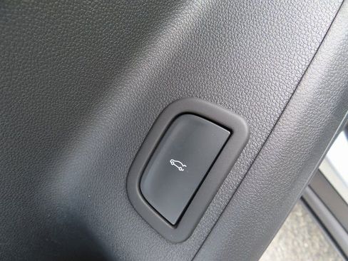 Used 2025 Chevrolet Traverse LT image 12