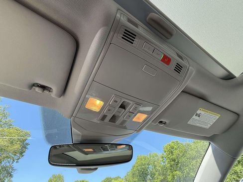 Used 2025 Volkswagen Jetta SE FWD image 29