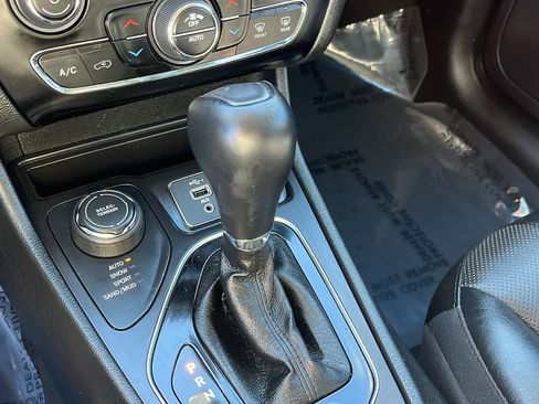 Certified 2023 Jeep Cherokee Altitude Lux w/ Lux Elite Package image 18