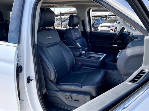 Used 2025 Ford Expedition Platinum image 9