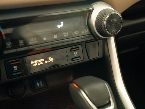 Used 2019 Toyota RAV4 Limited image 30