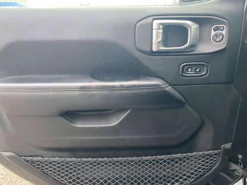 Used 2018 Jeep Wrangler Unlimited Sahara image 14