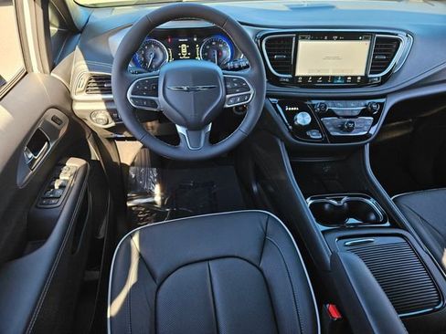 New 2026 Chrysler Pacifica Limited image 7
