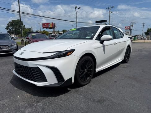 Used 2025 Toyota Camry SE FWD image 3