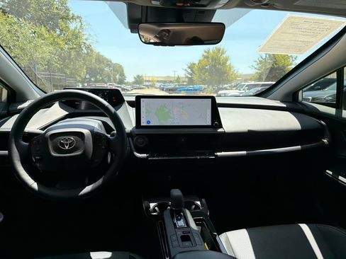 Used 2025 Toyota Prius FWD image 30