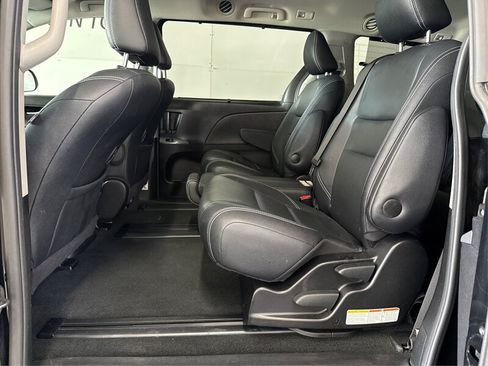 Used 2016 Toyota Sienna SE w/ SE Preferred Package FWD image 10