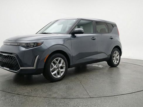 Used 2025 Kia Soul LX w/ LX Technology Package FWD image 3