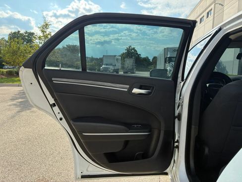 Used 2021 Chrysler 300 Touring RWD image 14