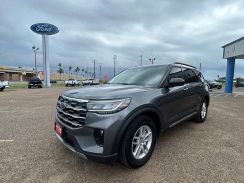 Used 2025 Ford Explorer Active w/ Active Comfort Package RWD image 3