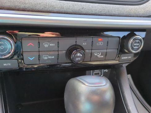 Used 2024 Jeep Compass Latitude AWD/4WD image 18