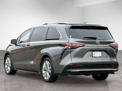 Used 2023 Toyota Sienna Platinum FWD image 3