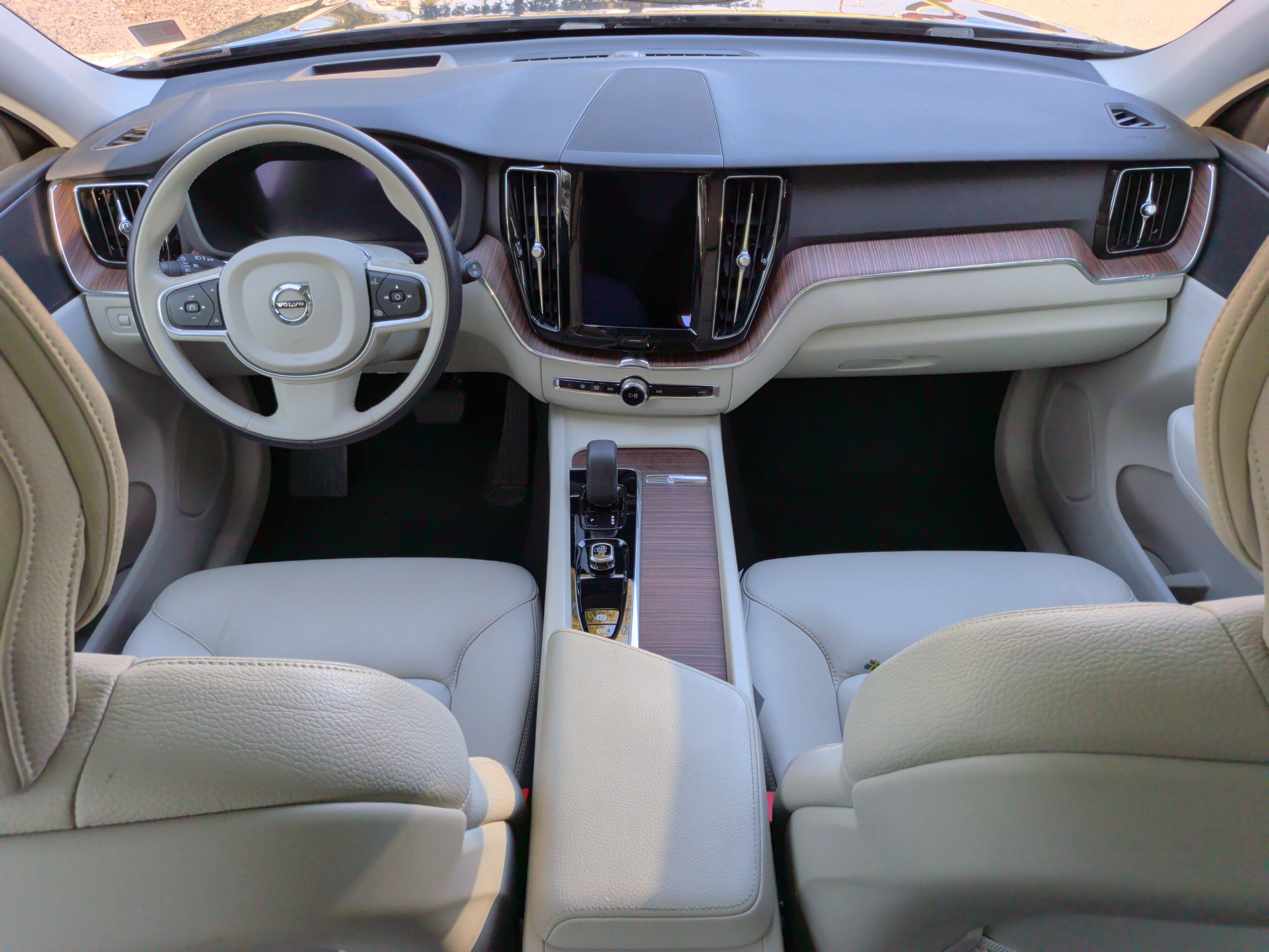 Used 2022 Volvo XC60 B5 Momentum w/ Advanced Package AWD/4WD image 30