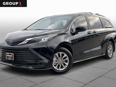 Used 2025 Toyota Sienna LE w/ LE Plus Package