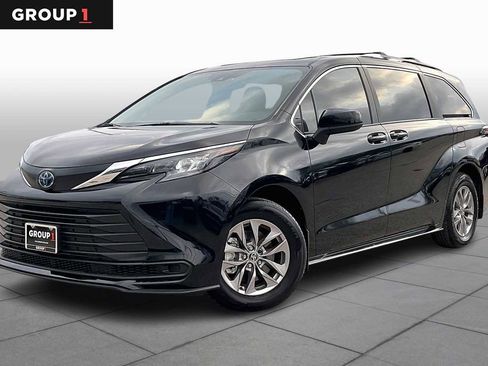 Used 2025 Toyota Sienna LE w/ LE Plus Package image 1