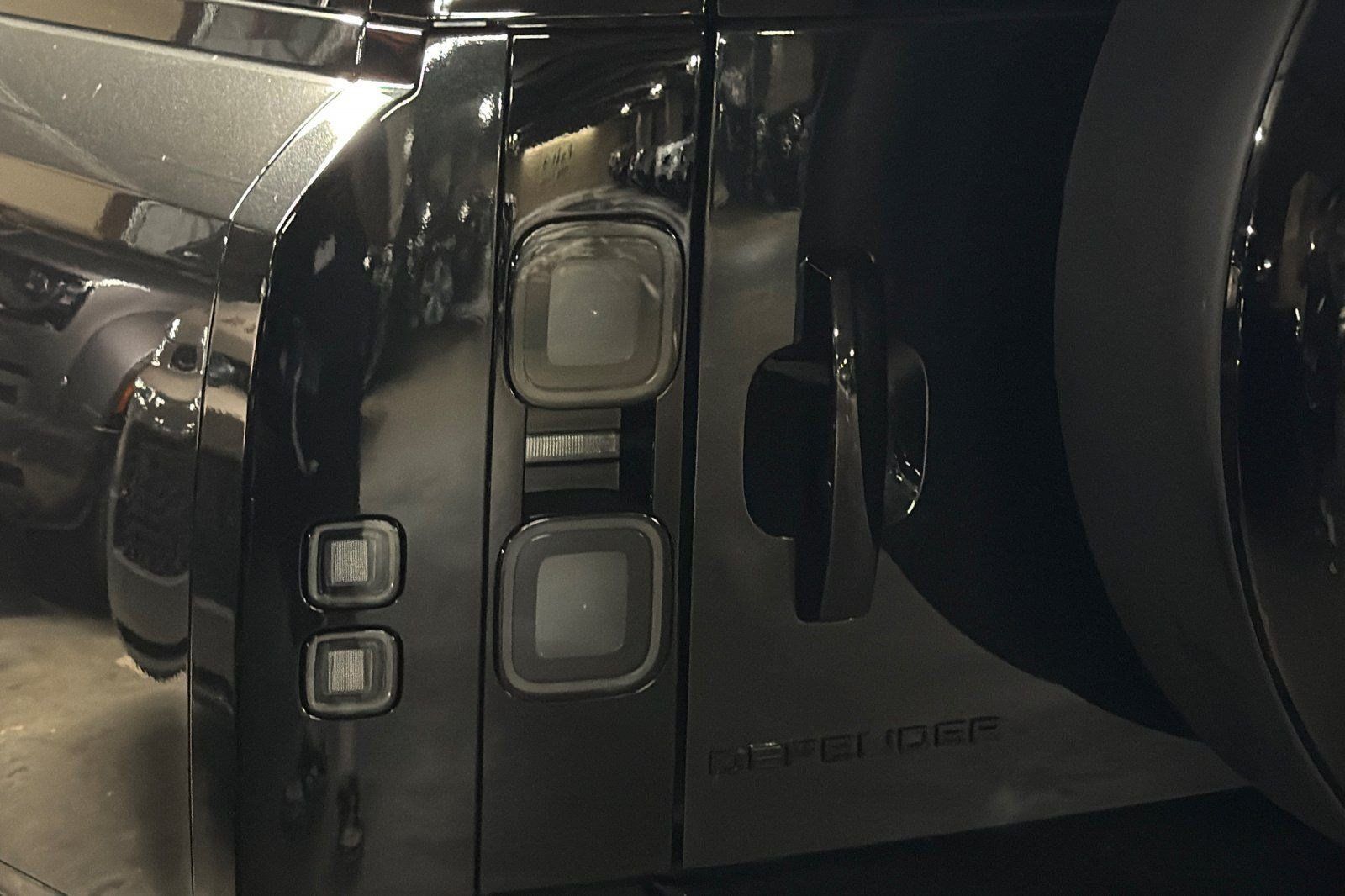 New 2026 Land Rover Defender 130 X-Dynamic SE AWD/4WD image 16