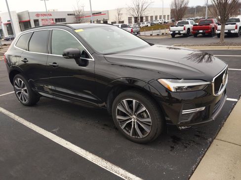 Used 2022 Volvo XC60 B5 Momentum w/ Protection Package Premier image 2