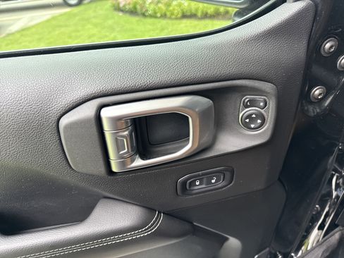 Used 2020 Jeep Wrangler Unlimited Sahara image 14