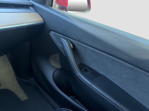 Used 2022 Tesla Model Y Long Range AWD/4WD image 29