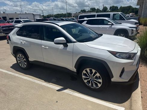 Used 2021 Toyota RAV4 XLE Premium FWD image 4
