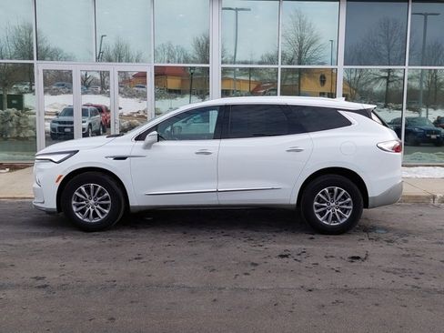 Used 2024 Buick Enclave Premium image 10