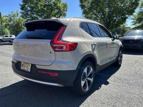 Used 2025 Volvo XC40 B5 Plus AWD/4WD image 4