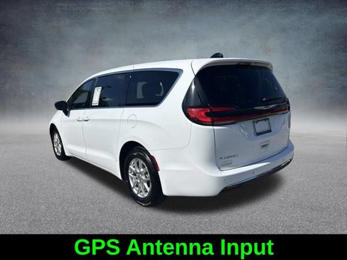Certified 2024 Chrysler Pacifica Touring-L FWD image 7