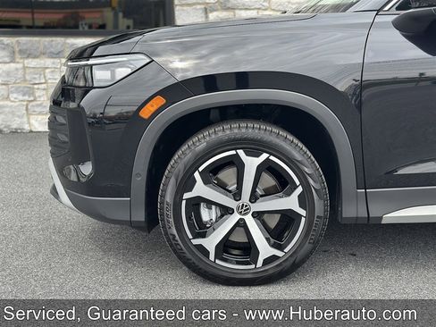 Used 2025 Volkswagen Tiguan SE AWD/4WD image 32