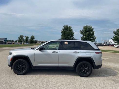 Used 2024 Jeep Grand Cherokee Altitude RWD image 5