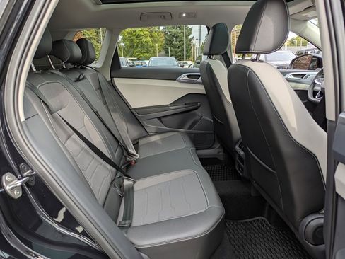 Used 2025 Volkswagen Taos SE w/ Panoramic Sunroof Package image 32