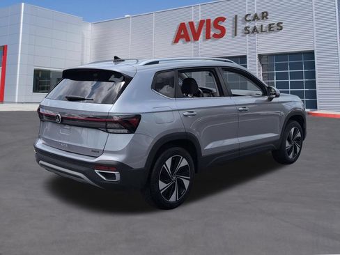 Used 2025 Volkswagen Taos SE AWD/4WD image 6