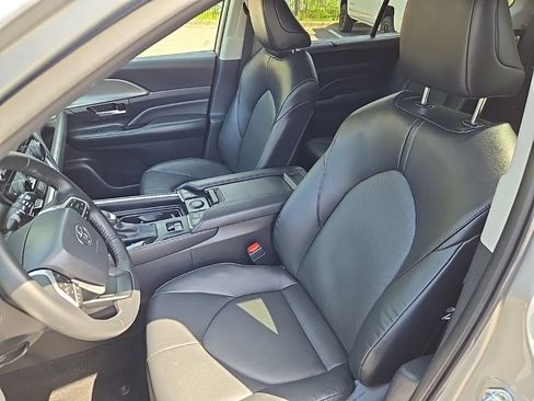Used 2025 Toyota Grand Highlander AWD image 14