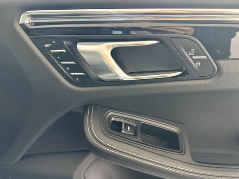 Certified 2025 Porsche Macan AWD/4WD image 20