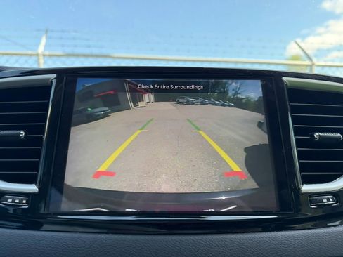 Used 2021 Chrysler Pacifica Touring-L image 19