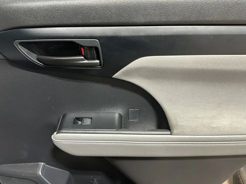Used 2021 Toyota Highlander LE AWD/4WD image 17