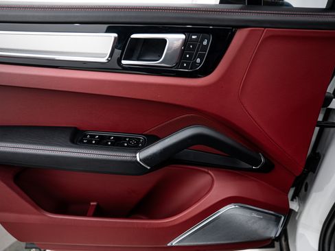 Certified 2022 Porsche Cayenne Platinum Edition image 18