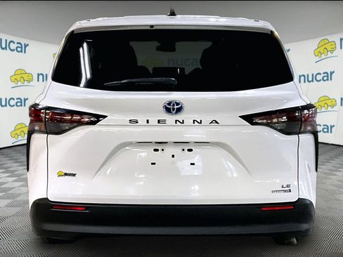 Used 2024 Toyota Sienna LE image 5