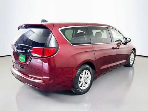 Used 2022 Chrysler Voyager LX FWD image 10