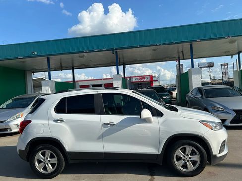 Used 2019 Chevrolet Trax LT w/ LT Convenience Package FWD image 6
