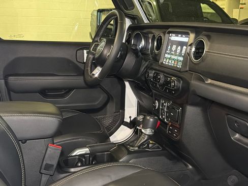 Used 2022 Jeep Wrangler Unlimited Sahara AWD/4WD image 9