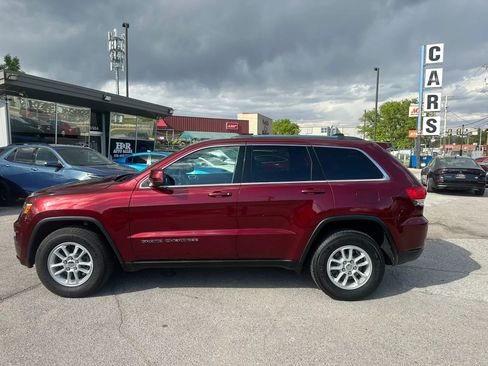 Used 2018 Jeep Grand Cherokee Laredo AWD/4WD image 2