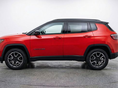 Used 2025 Jeep Compass Trailhawk image 5