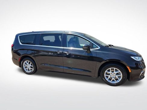 Used 2023 Chrysler Pacifica Touring-L FWD image 6
